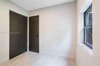 1523 NW 38th St-Unit -1 in Miami, FL - Foto de edificio - Building Photo