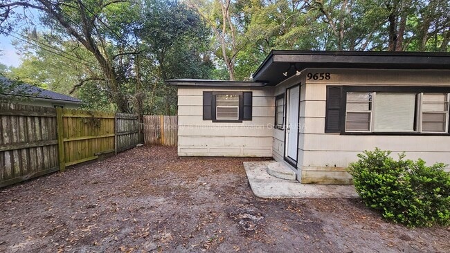 9658 Gibson Ave in Jacksonville, FL - Foto de edificio - Building Photo