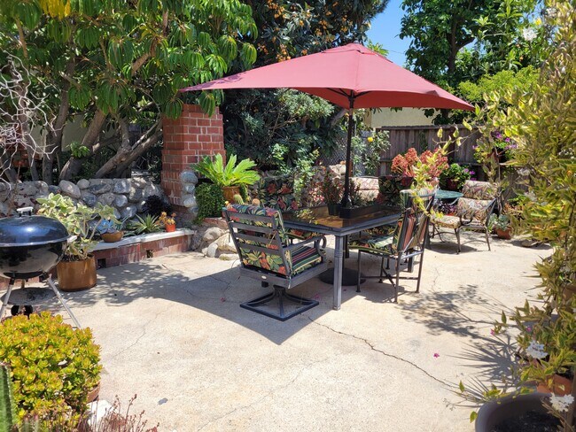 1268 S Cloverdale Ave in Los Angeles, CA - Building Photo - Building Photo