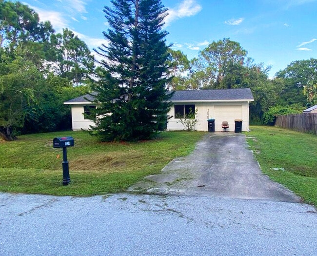 1029 Ulysses Ave SE in Palm Bay, FL - Foto de edificio - Building Photo