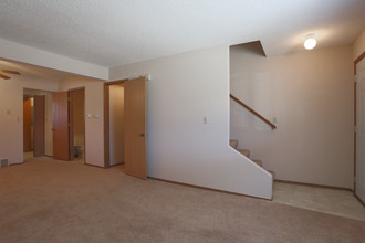 Ravenwood Townhomes in Springfield, IL - Building Photo - Interior Photo