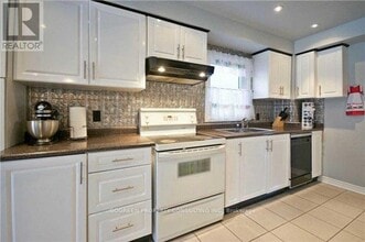2285 Cottonwood Cir in Pickering, ON - Building Photo - Building Photo