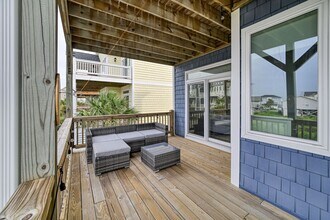 320 Oceanaire Ln in Surf City, NC - Building Photo - Building Photo
