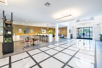 Plaza at Sherman Oaks in Sherman Oaks, CA - Building Photo - Building Photo