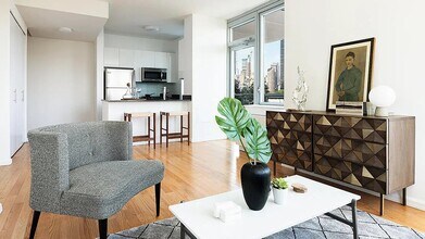 4540 Center Blvd in Queens, NY - Building Photo - Building Photo