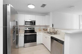 10 Aragon Ave in Coral Gables, FL - Building Photo - Building Photo