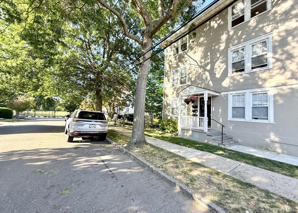 221 Jensen Ave in Mamaroneck, NY - Building Photo