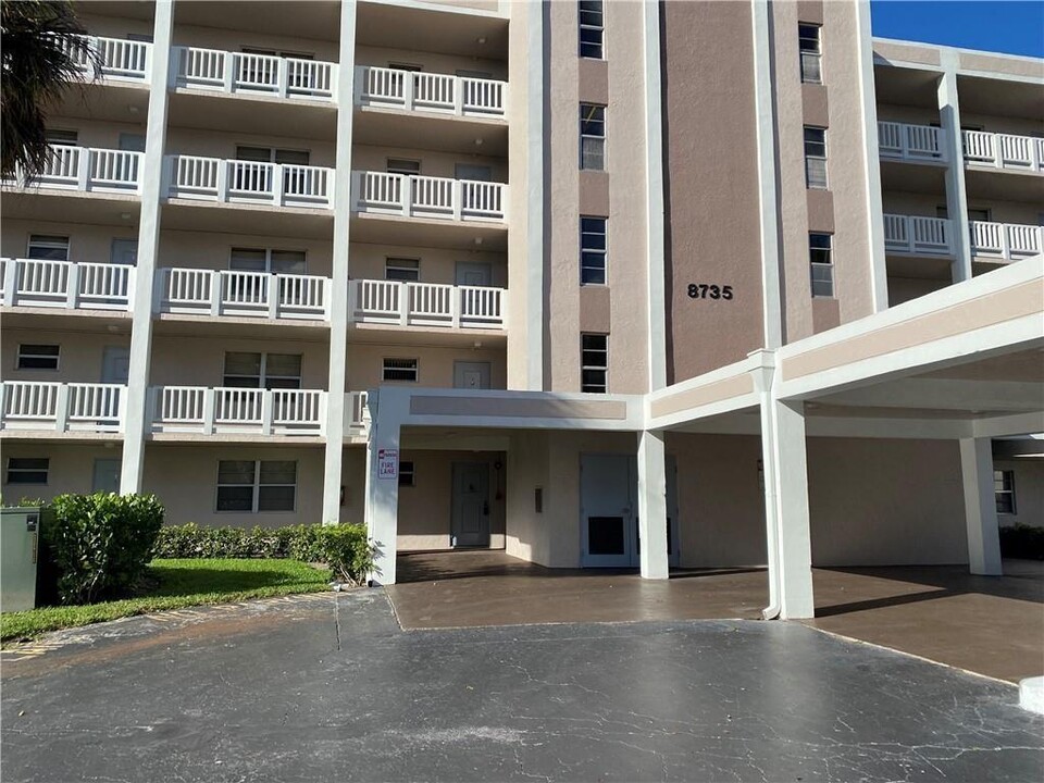 8735 Ramblewood Dr, Unit 112 in Coral Springs, FL - Foto de edificio
