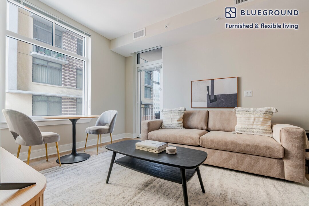4924 St Elmo Ave in Bethesda, MD - Foto de edificio