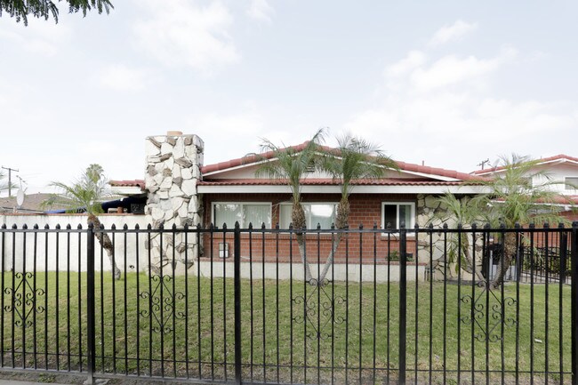 Evergreen Apartments in Santa Ana, CA - Foto de edificio - Building Photo