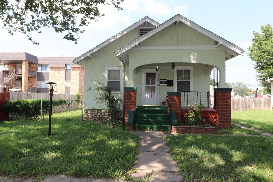 536 W 5th St in Junction City, KS - Building Photo