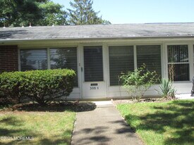 308B W Malvern Ct in Lakewood, NJ - Building Photo