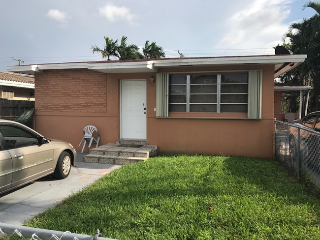 250-252 E 10th St in Hialeah, FL - Building Photo - Building Photo