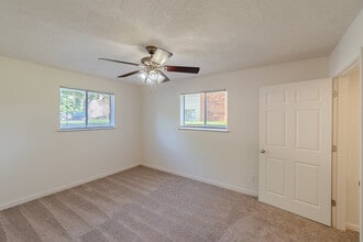 Rosewood Village in Springfield, MO - Foto de edificio - Building Photo