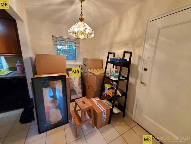 28 Saint Paul St, Unit 1 in Brookline, MA - Foto de edificio - Building Photo