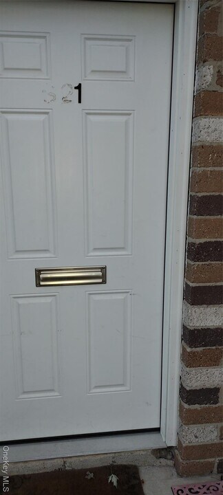 21 Sierra Ct in Coram, NY - Building Photo