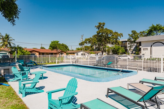 Oakland Park Villas in Oakland Park, FL - Building Photo - Building Photo