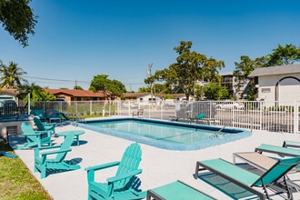 Oakland Park Villas in Oakland Park, FL - Foto de edificio - Building Photo