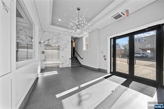 313 Woodland Pl in Leonia, NJ - Foto de edificio - Building Photo