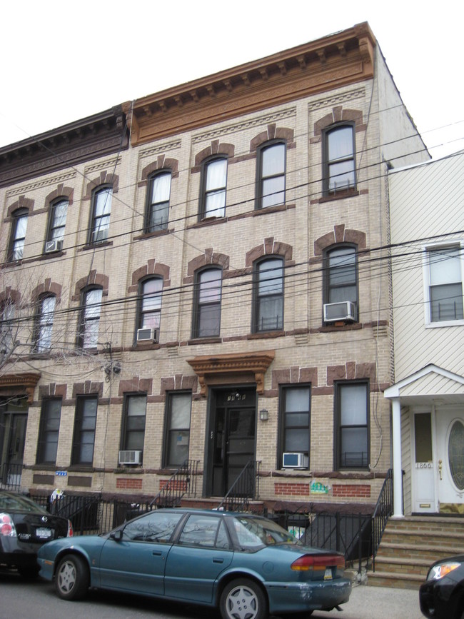 18-68 Palmetto St in Flushing, NY - Foto de edificio - Building Photo