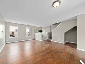 512 Lincoln Station Dr in Oswego, IL - Building Photo - Building Photo