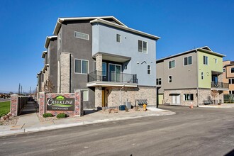 Creekline Townhomes in Denver, CO - Foto de edificio - Building Photo