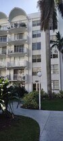 484 NW 165th St in Miami, FL - Building Photo
