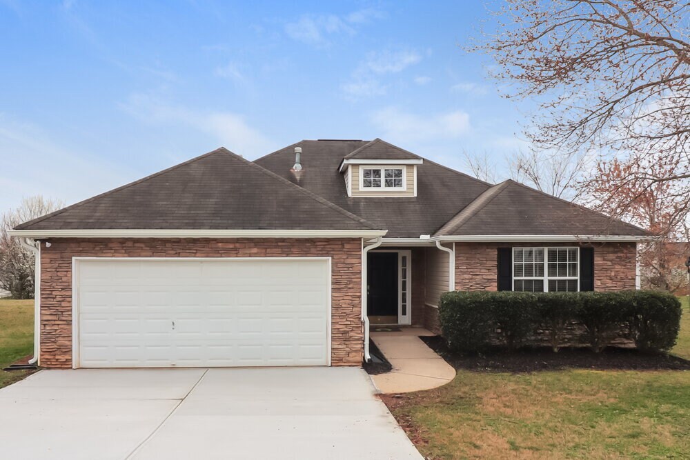 7030 Duncan Walk in Mcdonough, GA - Building Photo