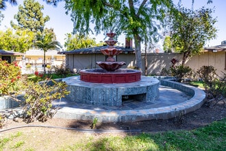 Chaumont Villas Apartments in Anaheim, CA - Foto de edificio - Building Photo