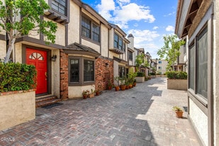 11940 Weddington St, Unit 19 in Valley Village, CA - Building Photo