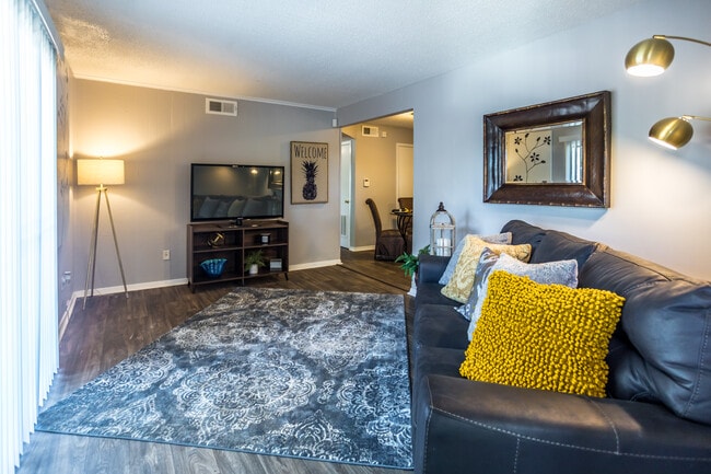 Highland Meadows Apartments in Memphis, TN - Building Photo - Interior Photo