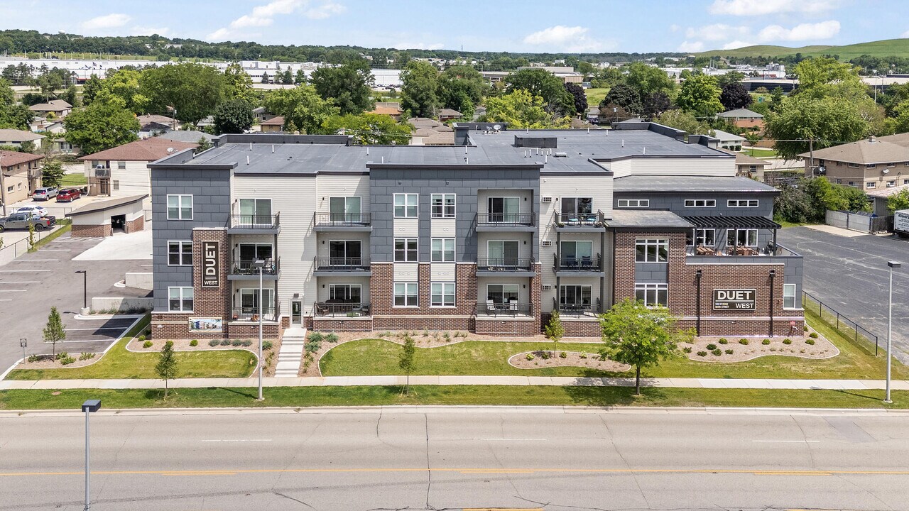 N88W15092-W15092 Main St in Menomonee Falls, WI - Building Photo