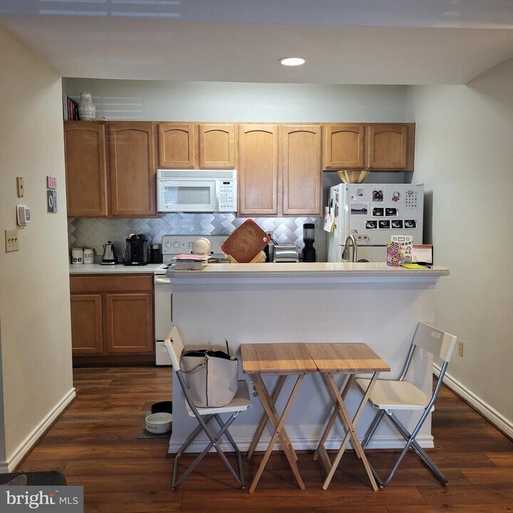 12155 Penderview Terrace-Unit -804 in Fairfax, VA - Building Photo
