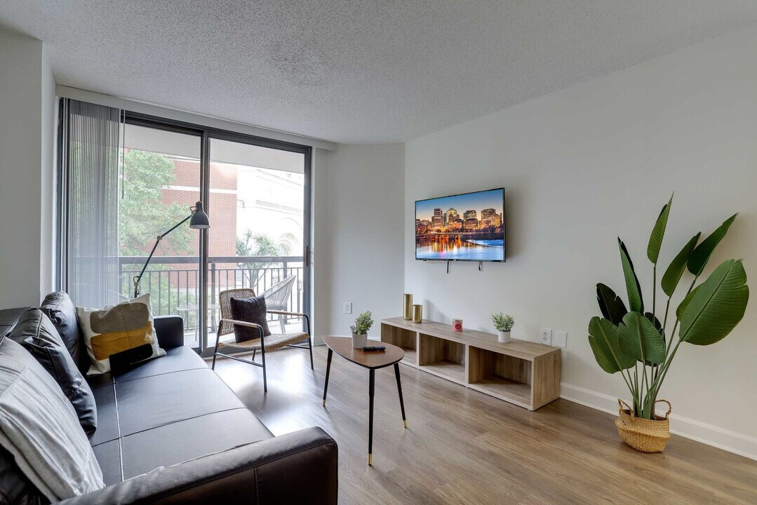 801 15th St S in Arlington, VA - Building Photo