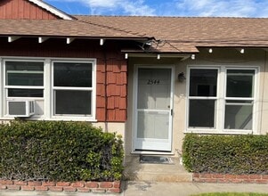 2544 N Buena Vista St in Burbank, CA - Foto de edificio - Building Photo