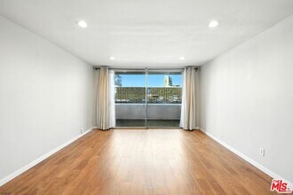 15248 Dickens St in Los Angeles, CA - Building Photo - Building Photo