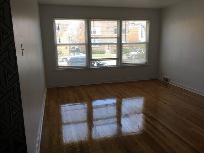 8950 Bronx Ave, Unit 1N in Skokie, IL - Foto de edificio - Building Photo