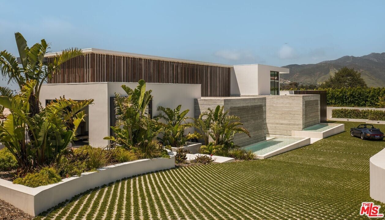 6889 Dume Dr in Malibu, CA - Building Photo