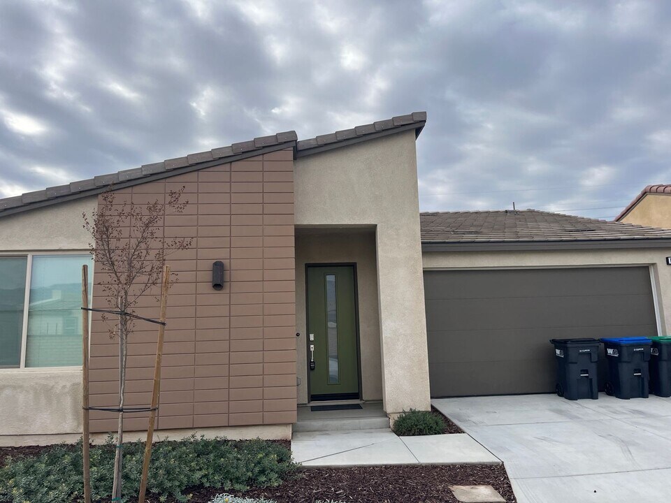 1627 Vlg Grn Wy in Beaumont, CA - Building Photo