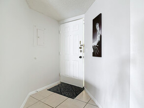 939 Sonesta Ave NE-Unit -204 in Palm Bay, FL - Foto de edificio - Building Photo