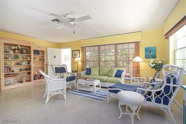 361 1st Ave N in Naples, FL - Foto de edificio - Building Photo