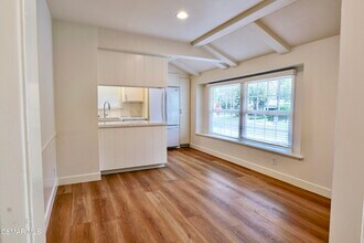 23939 Oxnard St in Los Angeles, CA - Building Photo - Building Photo