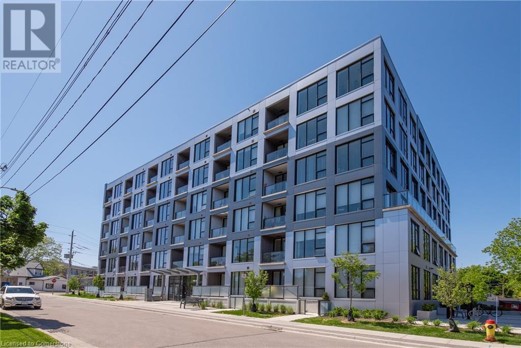 690 King St W in Kitchener, ON - Building Photo