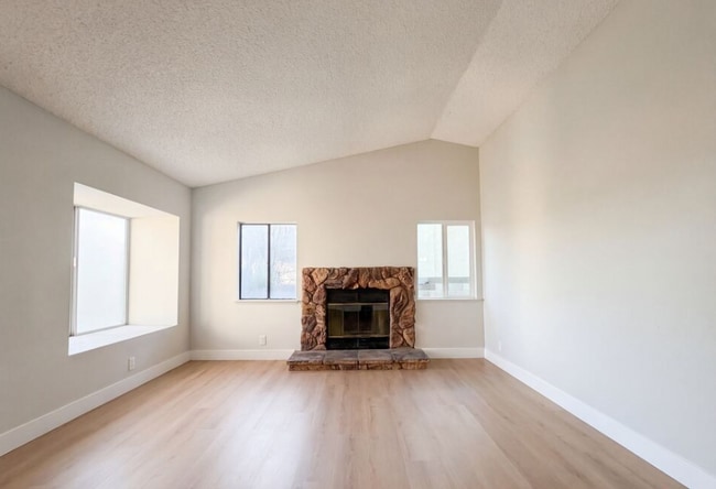 2553 E Ave J 4 in Lancaster, CA - Building Photo - Building Photo