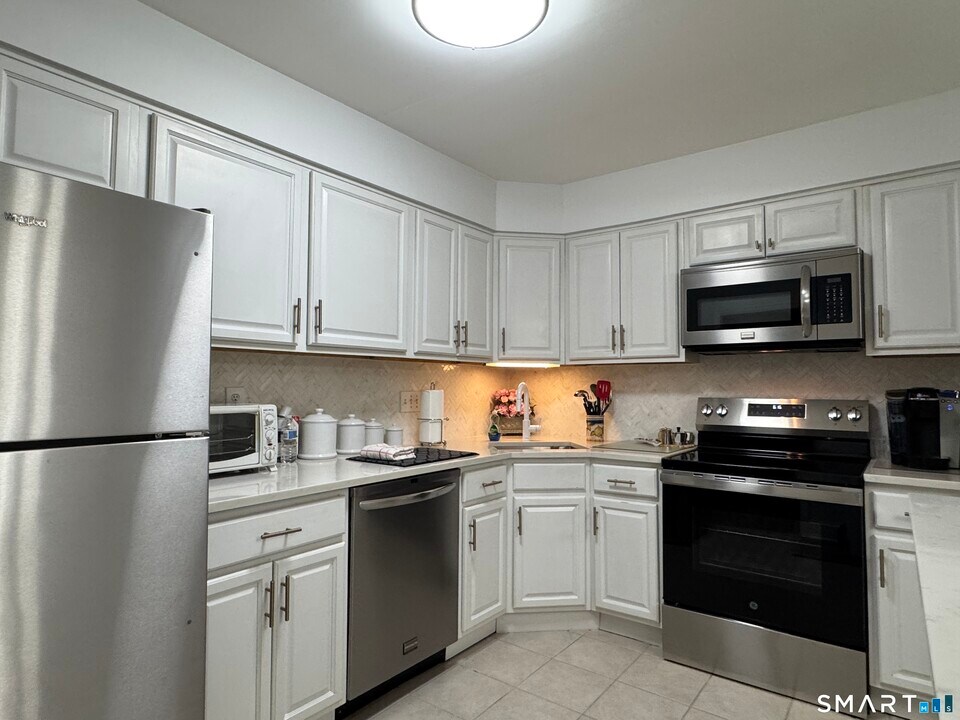 22 Radio Pl in Stamford, CT - Building Photo