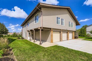 7526 Bristol Ln in Hanover Park, IL - Building Photo