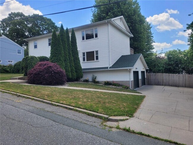 2-192 Gladstone St in Cranston, RI - Building Photo - Building Photo