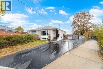 1301 Freeport Dr in Mississauga, ON - Building Photo - Building Photo