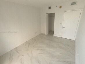 335 S Biscayne Blvd, Unit 1712 in Miami, FL - Foto de edificio - Building Photo