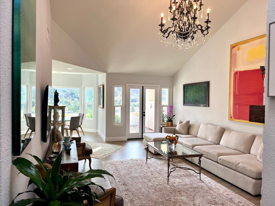 15922 Avenida Villaha in San Diego, CA - Building Photo